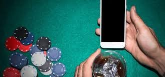 fomo7 APP Slots Mobile Myanmar ကစားသမားများ Phone မှ ကစားနေသောပုံ